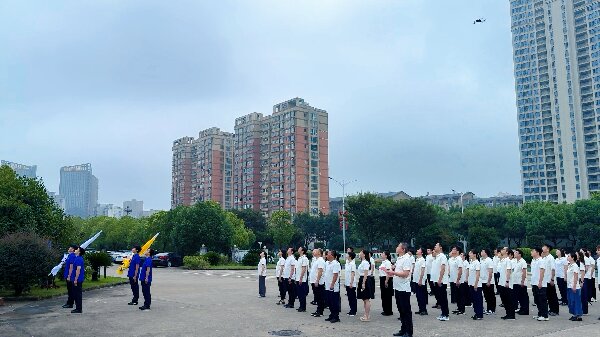 2.升旗 (2).jpg 2.升旗 (2).jpg